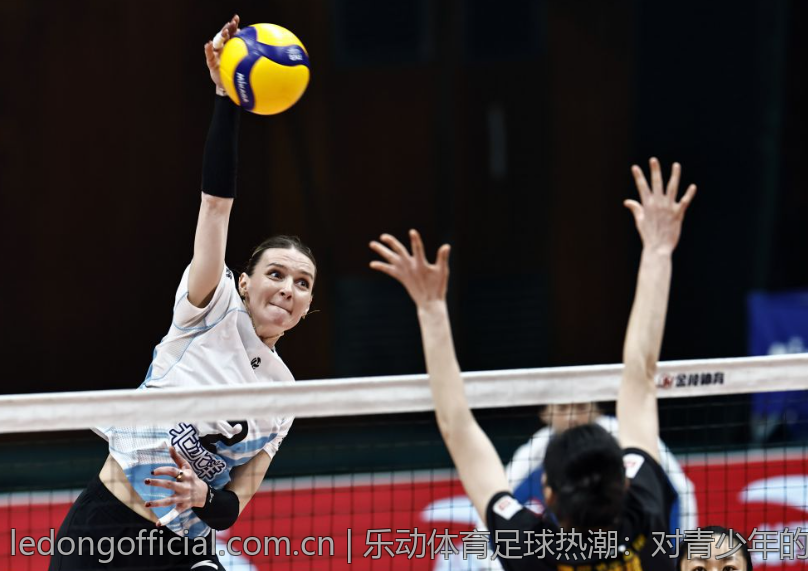 乐动体育足球热潮：对青少年的影响与机遇